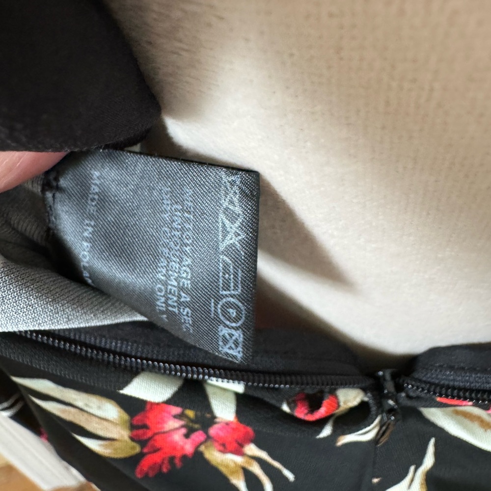 Isabel Marant Black Blouse with Red and Cream Floral Design - Picture 10 of 10